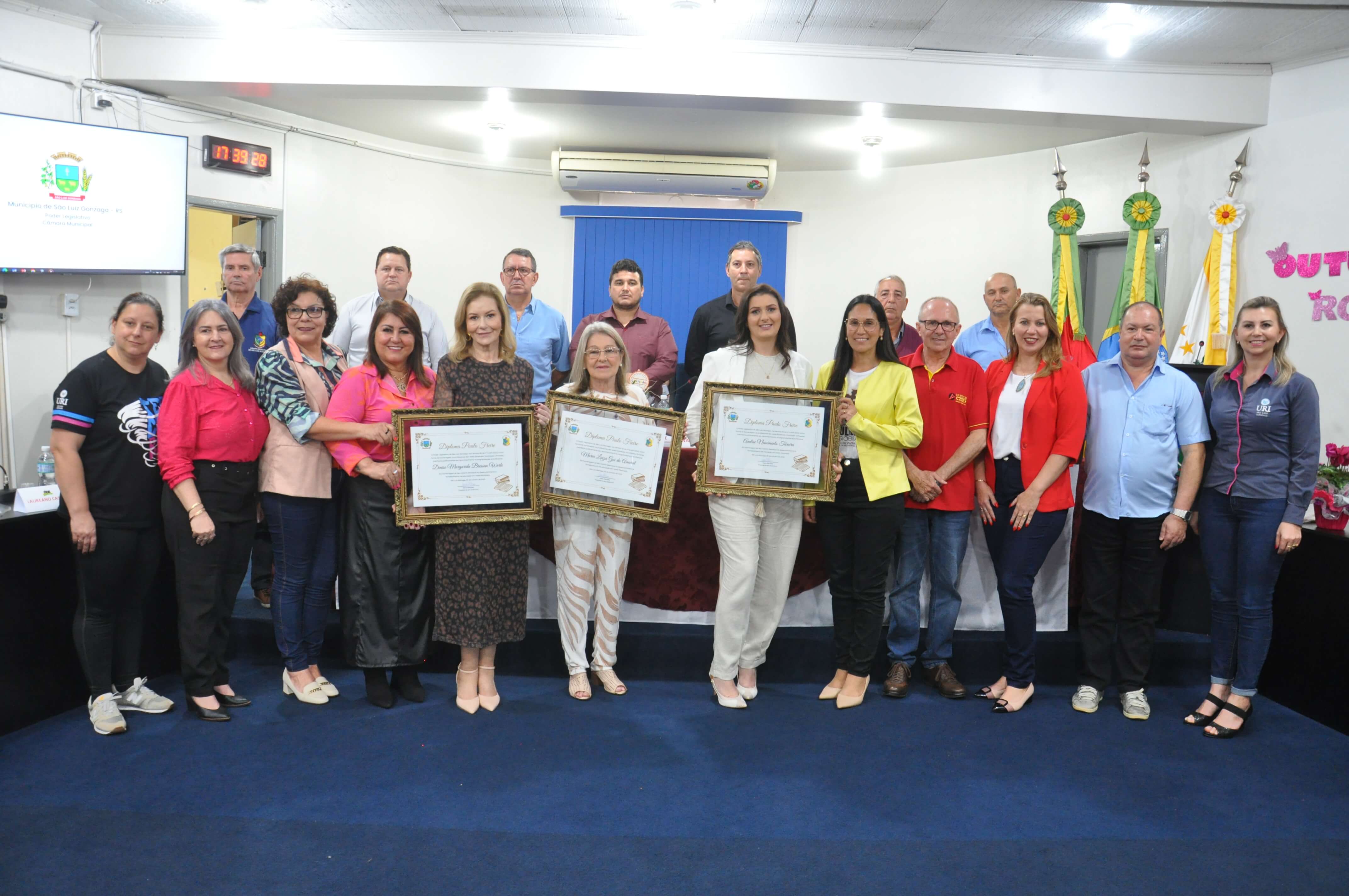 Professoras Anelise Nascimento, Maria Luiza do Amaral e Denise Bressan Werle recebem o Diploma Paulo Freire 2023