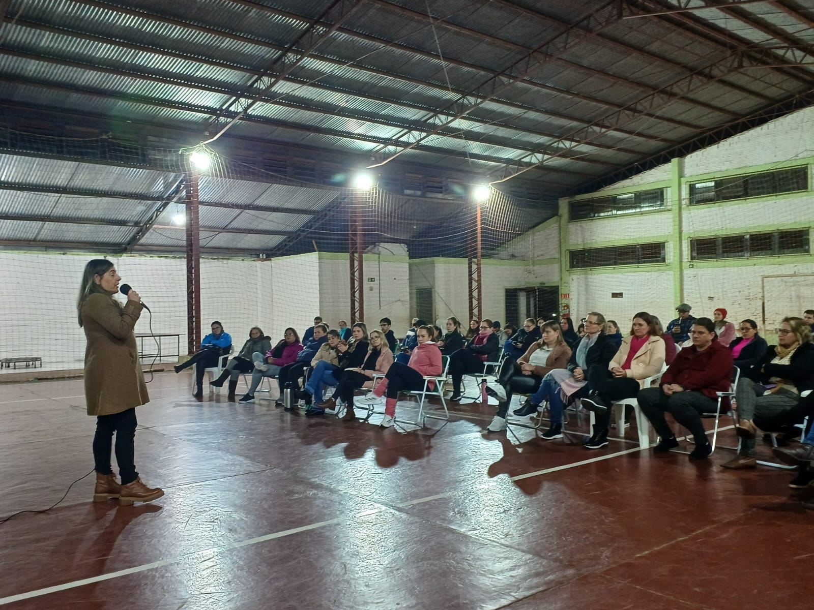 <p>ALIMENTA&Ccedil;&Atilde;O SAUD&Aacute;VEL &Eacute; TEMA DE PALESTRAS PARA PAIS</p>