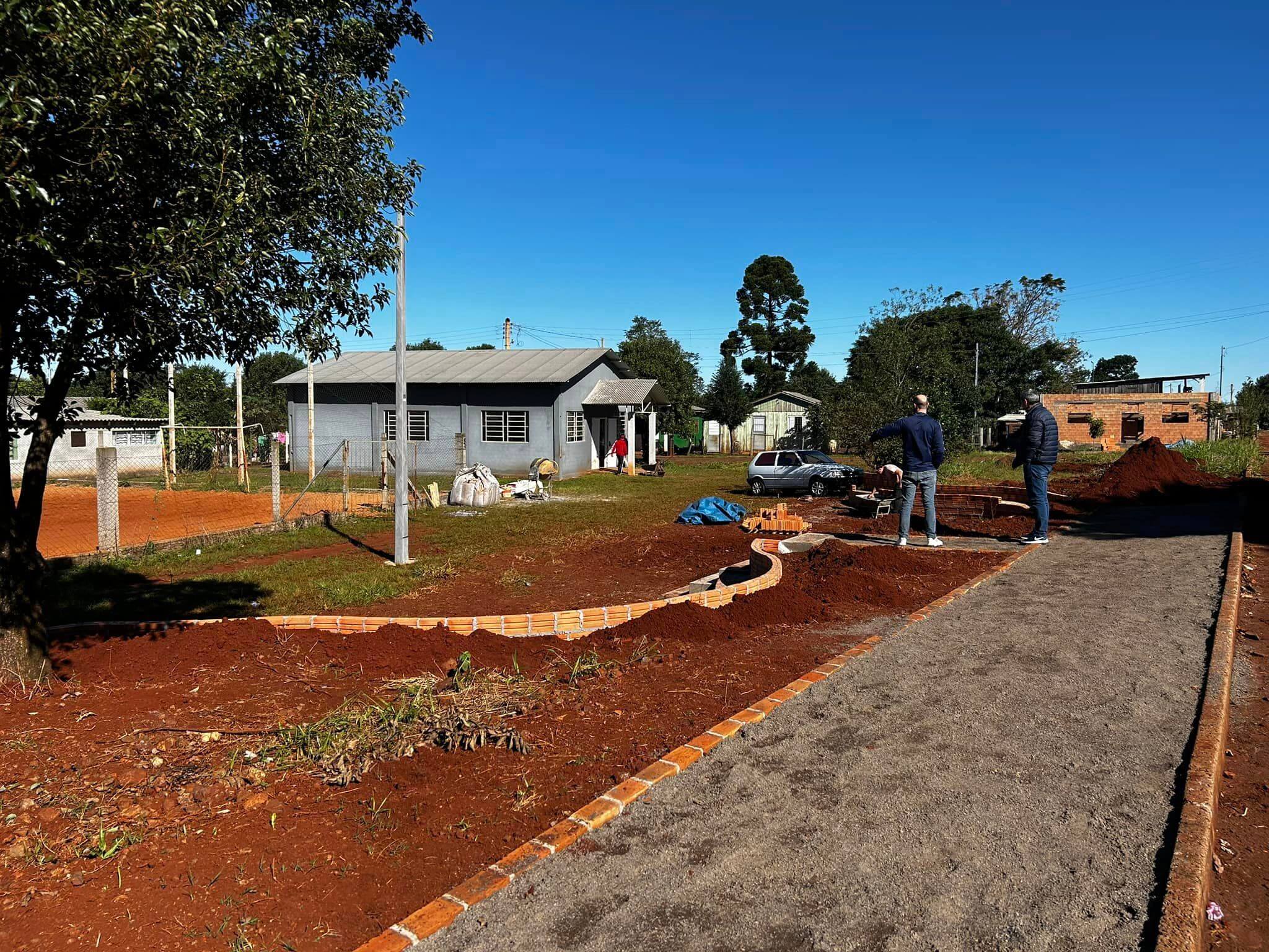 <p>INICIADAS AS OBRAS DE REVITALIZA&Ccedil;&Atilde;O E CONSTRU&Ccedil;&Atilde;O DA PRA&Ccedil;A DO BAIRRO FRATERNIDADE</p>