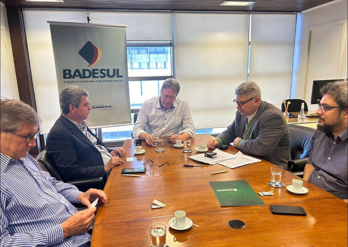 <p>GOVERNO MUNICIPAL DE CERRO LARGO ASSINA TERMO DE FINANCIAMENTO COM O BADESUL PARA INVESTIMENTO DE R$ 4 MILH&Otilde;ES EM PAVIMENTA&Ccedil;&Atilde;O</p>