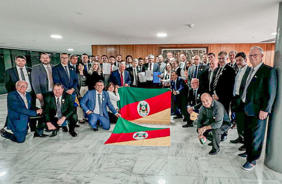 <p><strong>PREFEITOS E PREFEITAS ENCAMINHAM DEMANDAS JUNTO AO GOVERNO FEDERAL</strong></p>