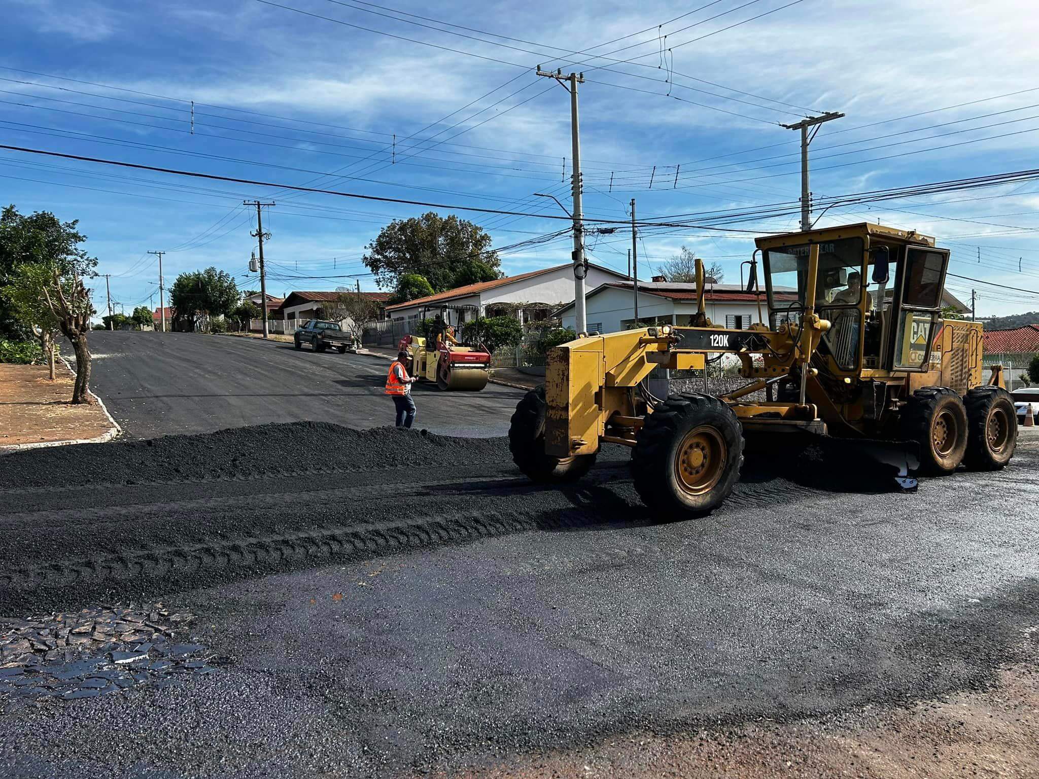 <p>GOVERNO MUNICIPAL INICIA OBRAS DE PAVIMENTA&Ccedil;&Atilde;O ASF&Aacute;LTICA EM DIVERSAS RUAS E AVENIDAS DA CIDADE - UM INVESTIMENTO SUPERIOR A R$ 4 MILH&Otilde;ES DE REAIS</p>
