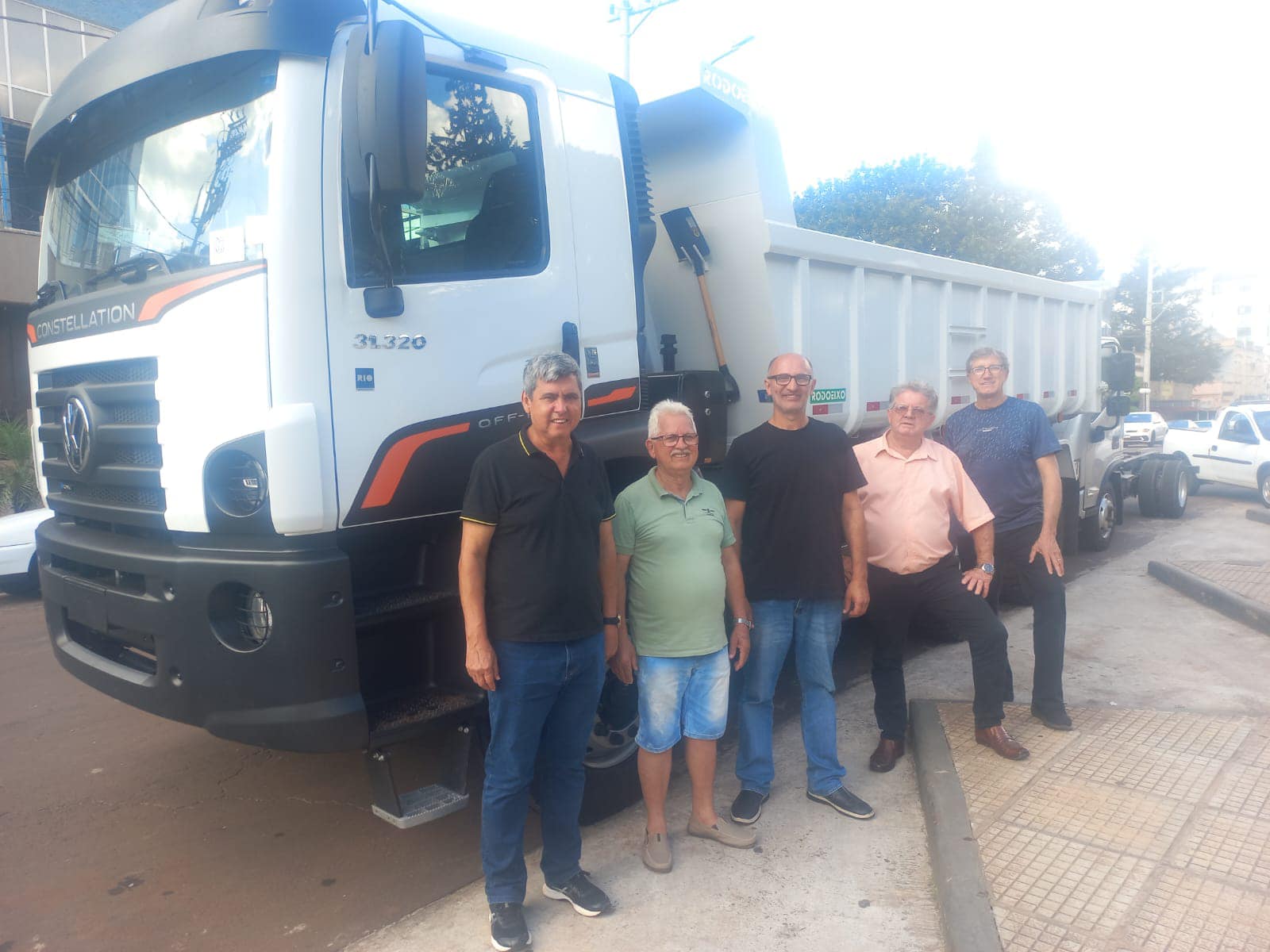 <p>COM RECURSOS PR&Oacute;PRIOS O GOVERNO MUNICIPAL DE CERRO LARGO &ndash; ADMINISTRA&Ccedil;&Atilde;O 2021/2024 - ADQUIRE NOVO CAMINH&Atilde;O PARA SECRETARIA DE OBRAS, VIA&Ccedil;&Atilde;O E SERVI&Ccedil;OS P&Uacute;BLICOS</p>