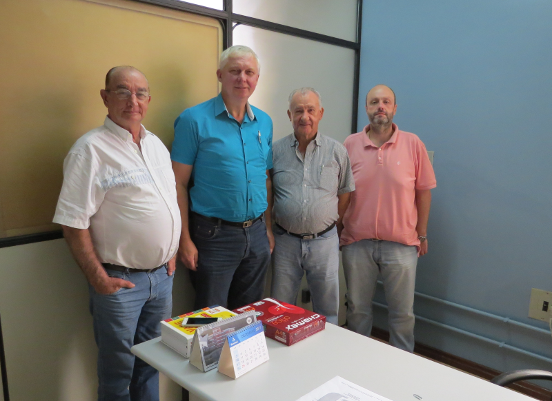 DR. ANTÔNIO ALBERTO SCHOMMER RECEBIDO PELO PREFEITO VALTER SPIES E RECEBE AGRADECIMENTO PELA COLABORAÇÃO PARA O CURSO DE DIREITO DA URI LOCAL