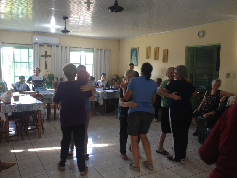 BANDA MUNICIPAL DE CERRO LARGO VISITA O LAR DO IDOSO