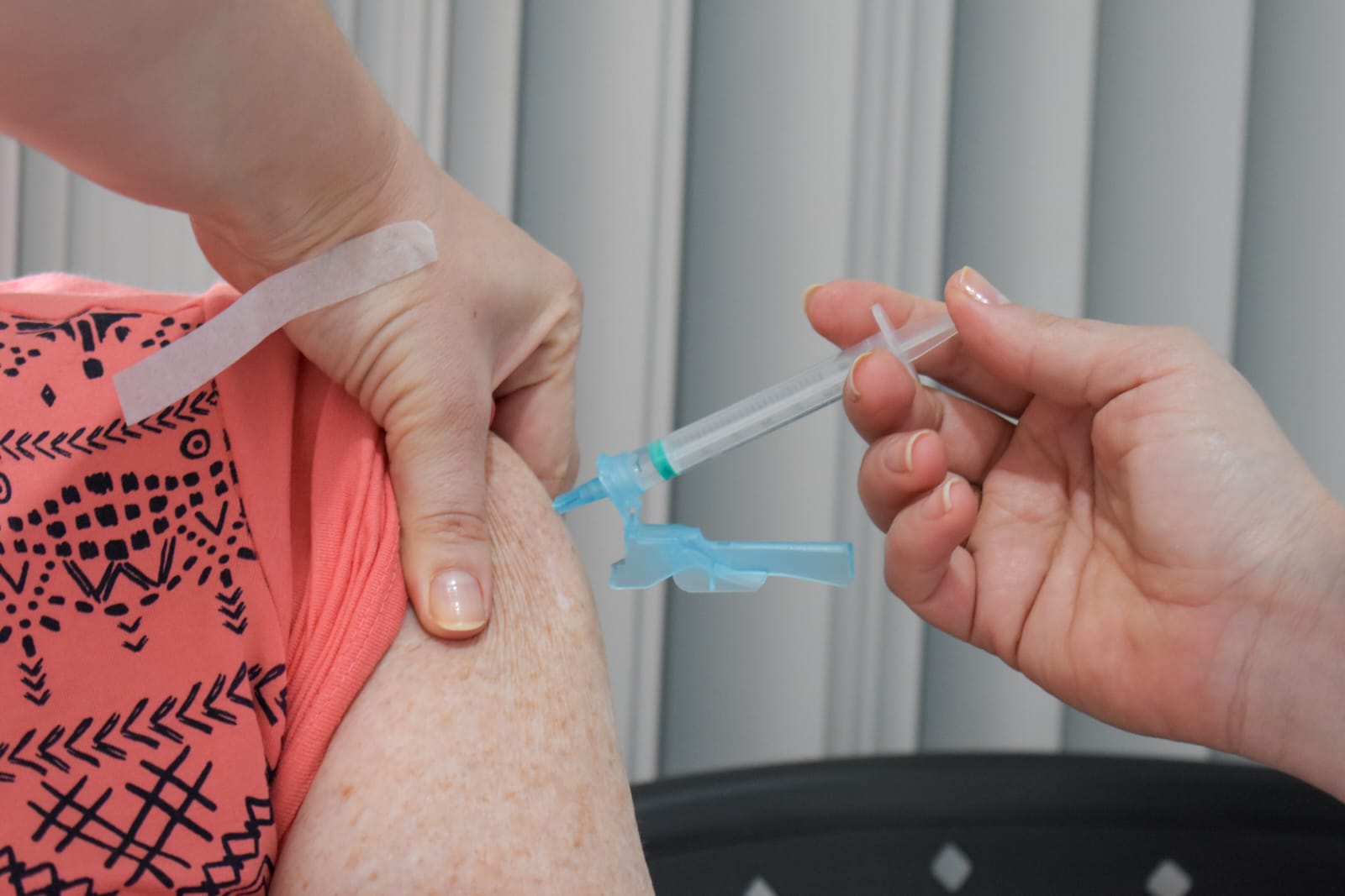 HOJE É DIA DE VACINAÇÃO CONTRA A COVID 19 COM A VACINA PFIZER BIVALENTE