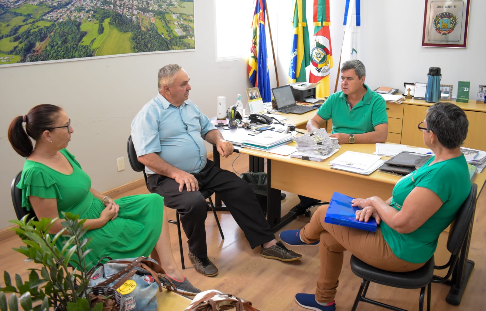 PREFEITO MUNICIPAL RECEBE REPRESENTANTES DA LINHA TREMONIA EM SEU GABINETE