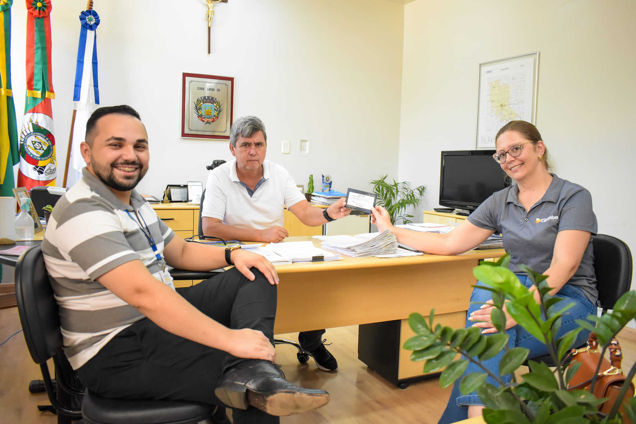 PREFEITO MUNICIPAL RECEBE CONVITE PARA INAUGURAÇÃO DAS LOJAS COLOMBO