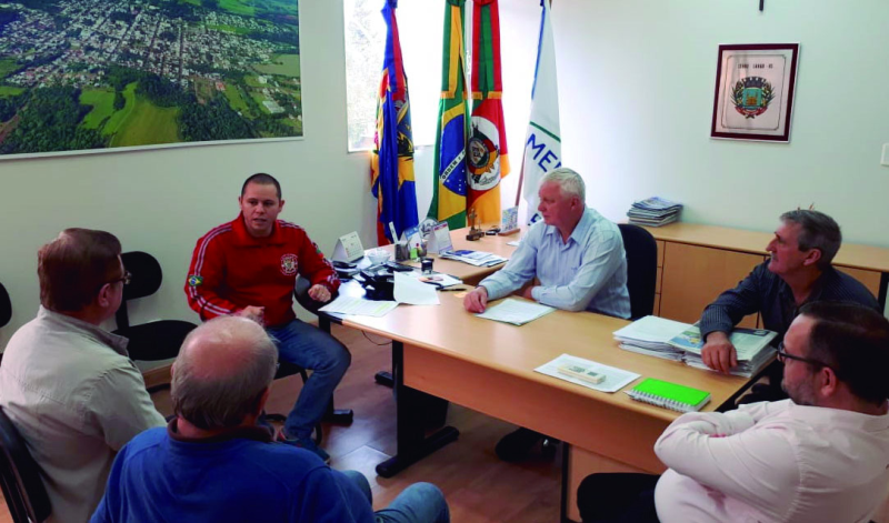 PREFEITO CONVOCA IMPRENSA E FAZ ESCLARECIMENTOS