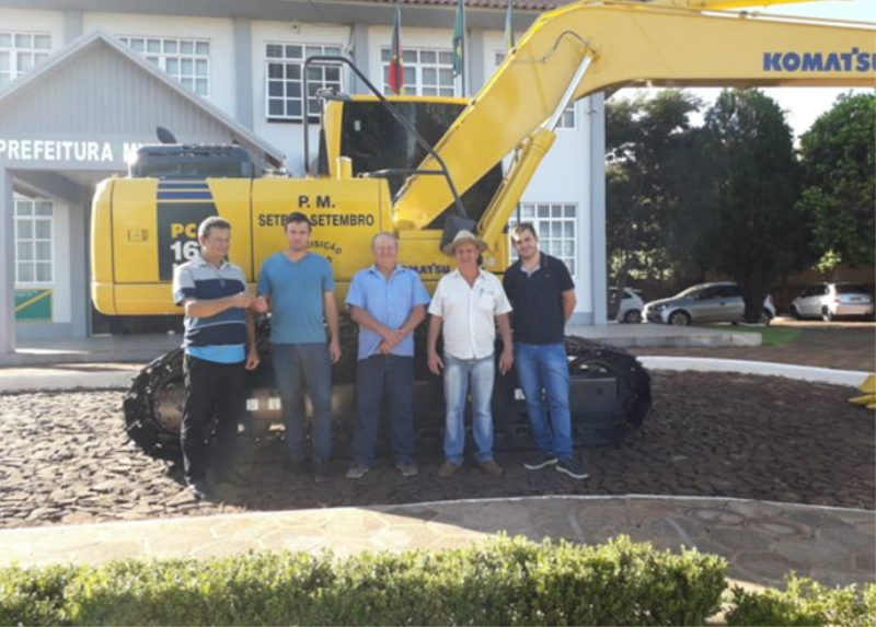 PREFEITURA MUNICIPAL RECEBE ESCAVADEIRA HIDRÁULICA NA MANHÃ DO DIA 06 DE MARÇO