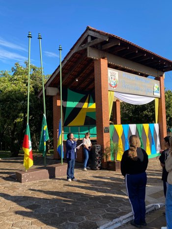HORA CIVICA A CARGO DA ESCOLA MUNICIPAL DE ENSINO FUNDAMENTAL GAUCHA