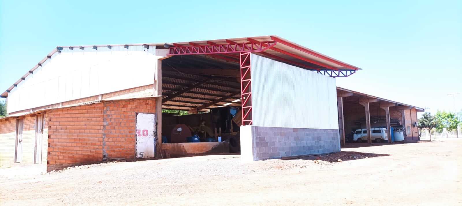 CONCLUSÃO DA OBRA DE COBERTURAS COM ESTRUTURAS METÁLICAS JUNTO AO ABASTECIMENTO E LAVAGEM DE VEÍCULOS DA SECRETARIA MUNICIPAL DE OBRAS E INFRAESTRUTURA