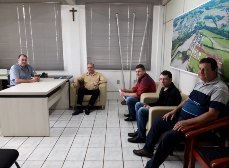 EXECUTIVO MUNICIPAL RECEBE VISITA DE GERENTE GERAL DA CAIXA ECONÔMICA FEDERAL DA AGÊNCIA DE GIRUÁ-RS
