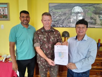 <p>C&acirc;mara Municipal entrega Mo&ccedil;&atilde;o de Aplausos ao Ex&eacute;rcito Brasileiro pelo apoio ao 8&ordm; Encontro Sul-Americano de Folclore</p>