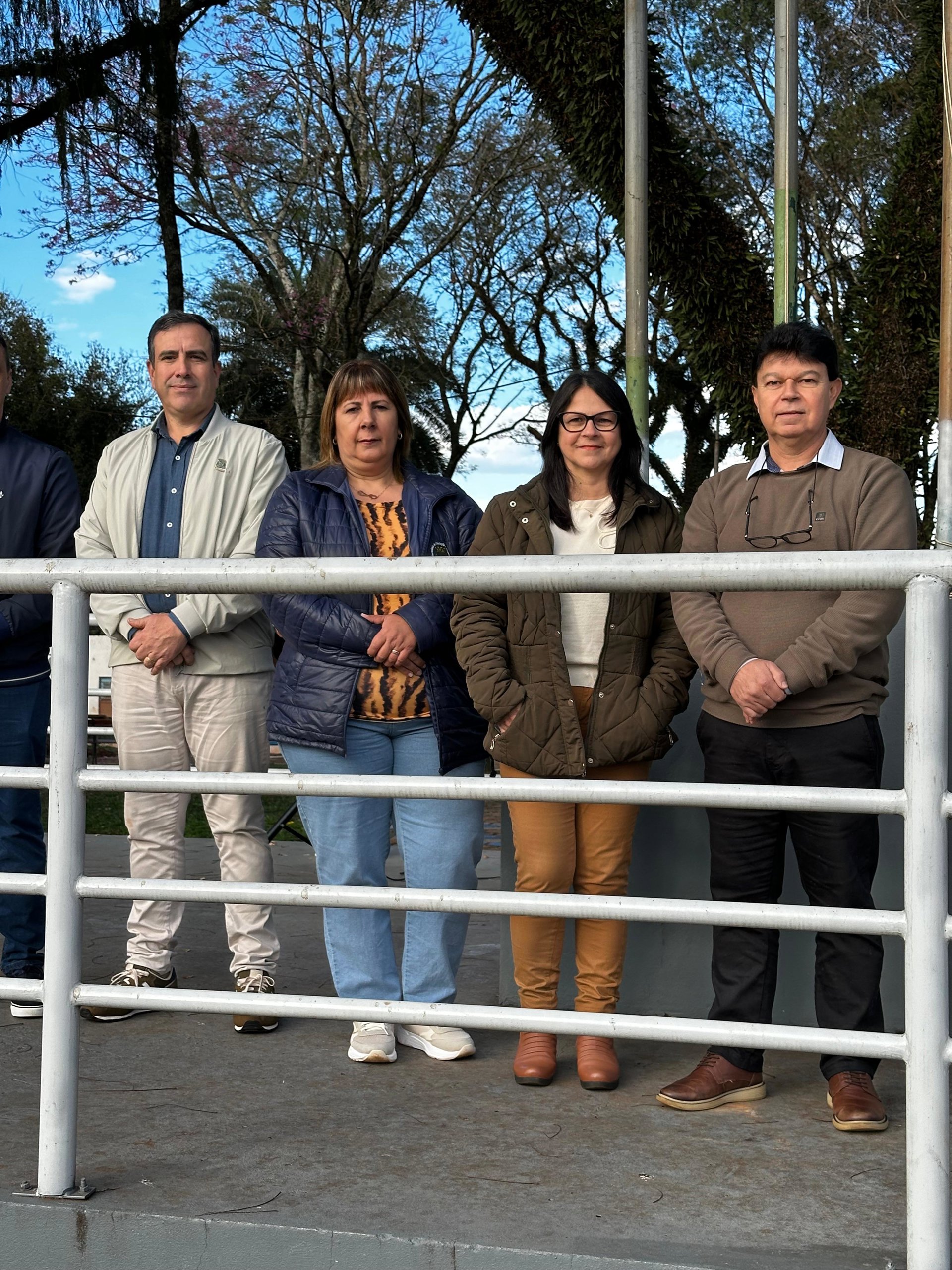 Vereadora Valerie Ourique Presente no Hasteamento das Bandeiras