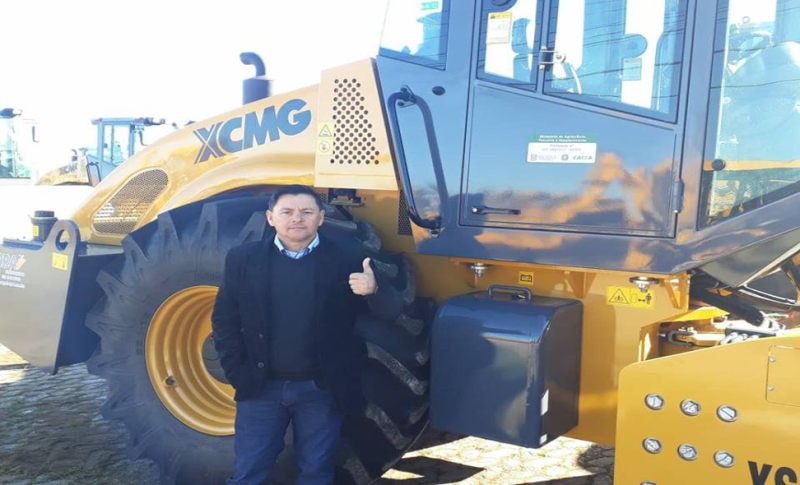 Leomar Ferreira, Presidente da Câmara de Vereadores, foi receber rolo compactador