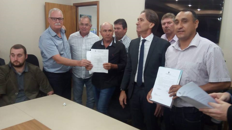 PRESIDENTE DA CÂMARA ENTREGA OFÍCIO 