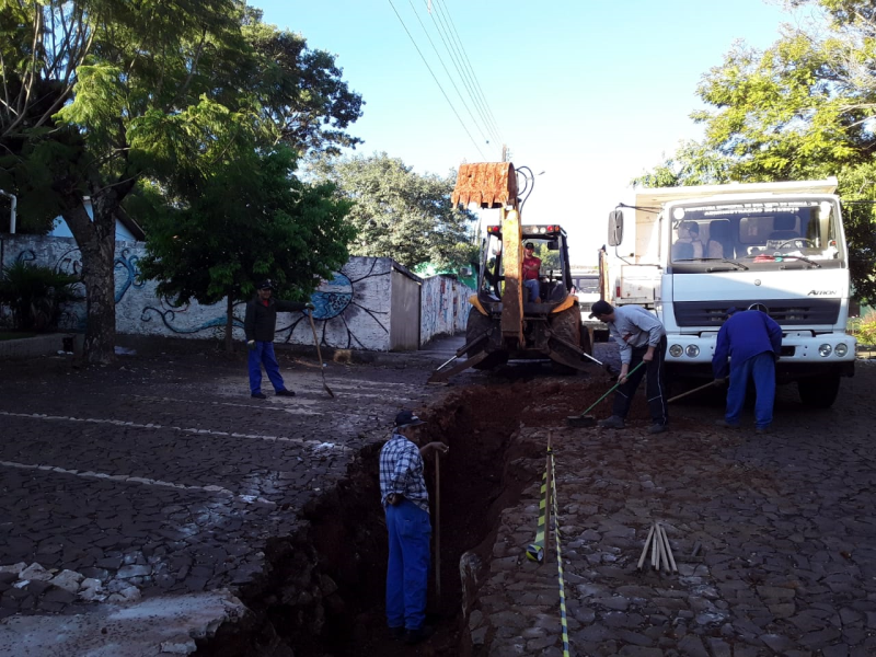 455 METROS DE TUBULAÇÃO ESTÃO SENDO INSTALADOS EM REDES DE ESCOAMENTO PLUVIAL