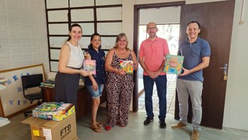 <p><strong>Entrega garrafas t&eacute;rmicas personalizadas e livros</strong></p>
