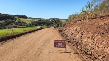 <p><span style="font-size: 18.0pt;">O</span><span style="font-size: 16.0pt;">bras na estrada entre o Bairro Jo&atilde;o de Barro e Linha Pardo</span></p>