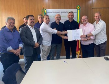 <p><strong>Prefeitura firma conv&ecirc;nio na Sedur para obra de pavimenta&ccedil;&atilde;o </strong></p>