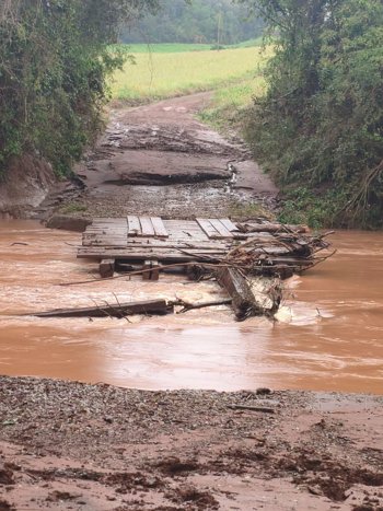 Ponte sobre o Rio Inhacor&aacute; &eacute; danificada pela correnteza