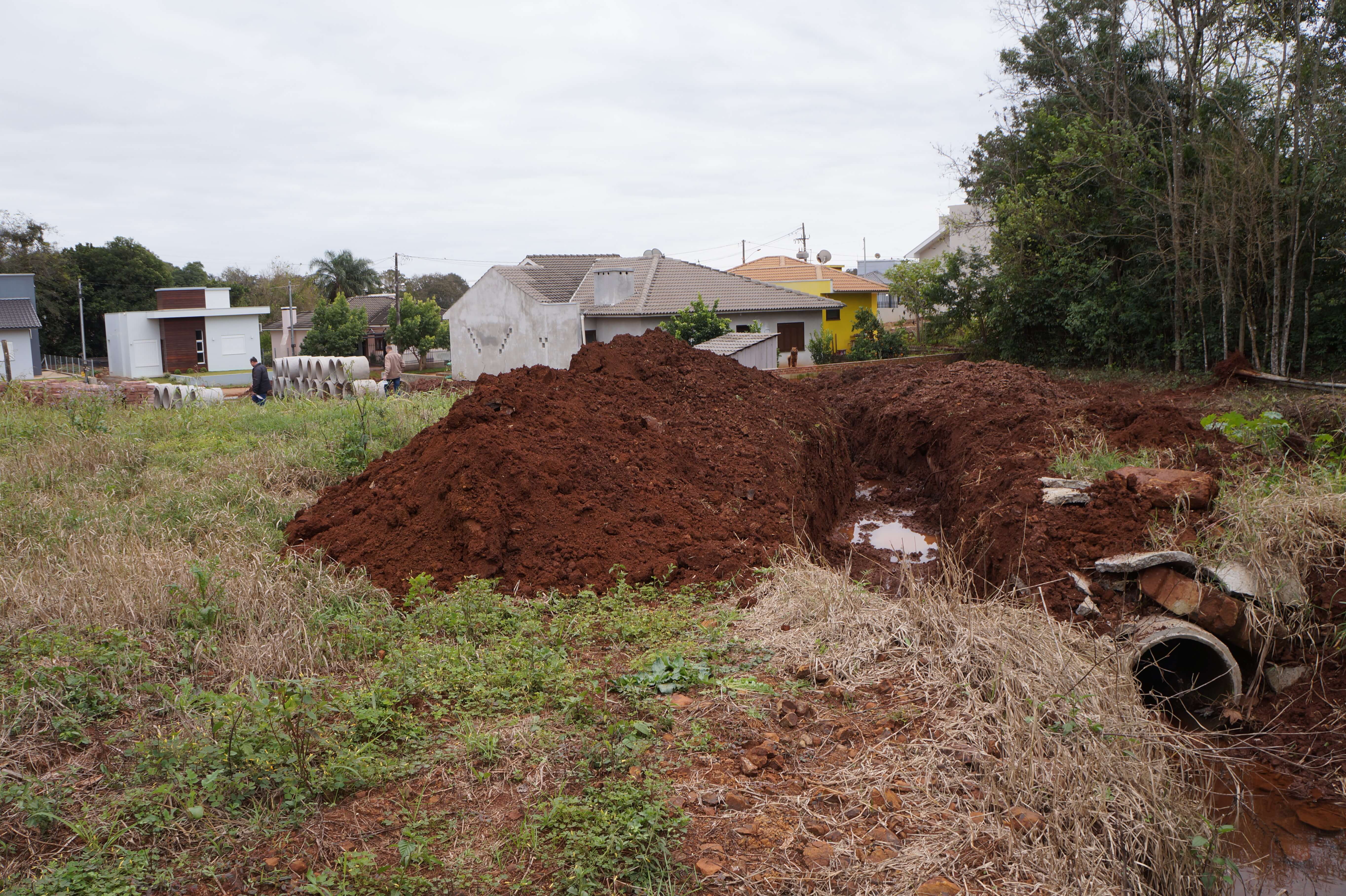 Prefeitura realiza drenagem pluvial em ruas do Loteamento Kaefer
