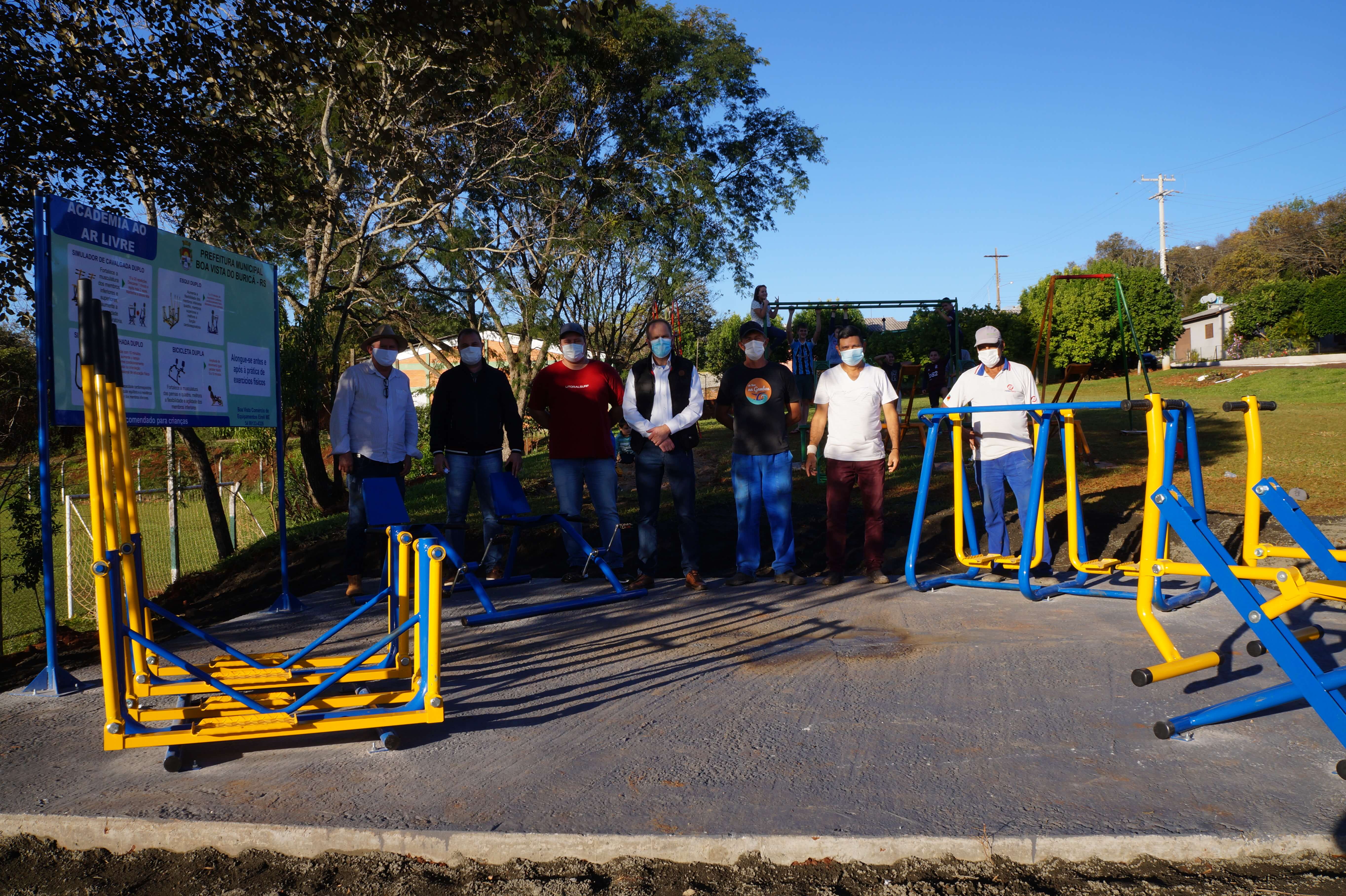 Bairro Palmeiras recebeu brinquedos infantis e academia ao ar livre