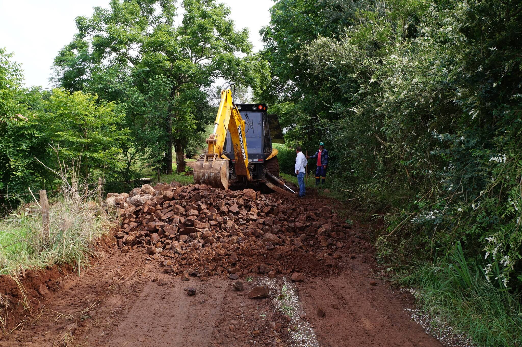 Secretaria de Obras trabalha na recuperação de estradas