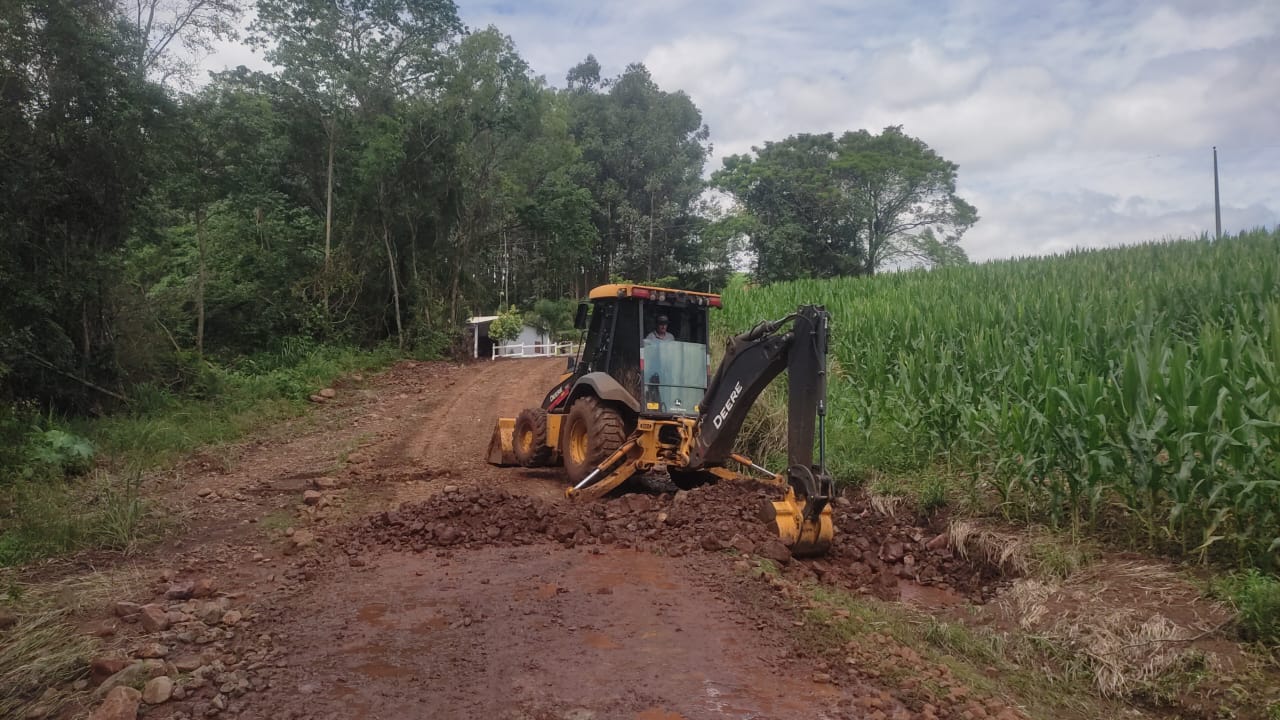 Prefeitura de Boa Vista do Buricá trabalha na recuperação de estradas