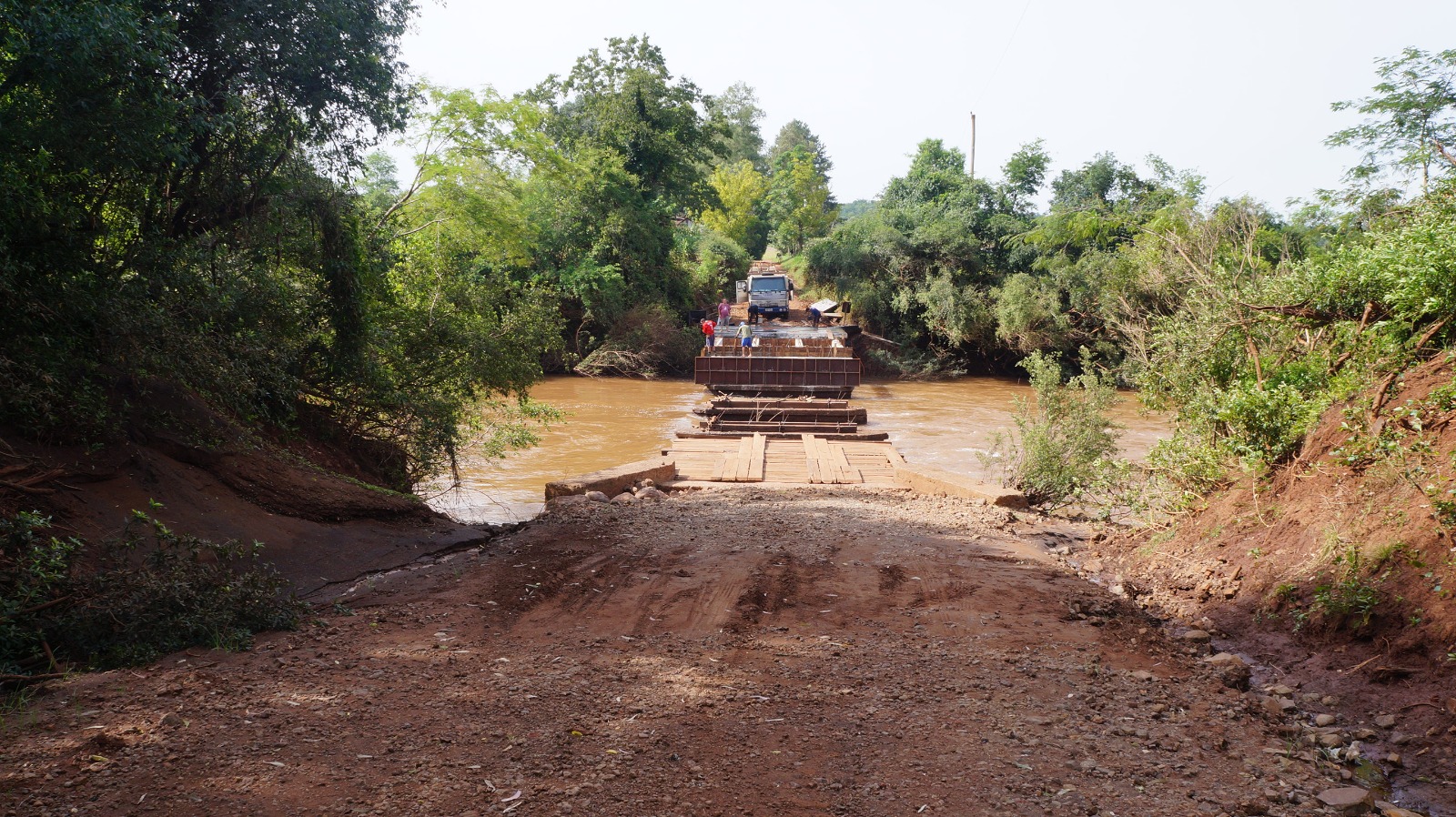 Trabalho de construção da Ponte de Alpargatas em andamento