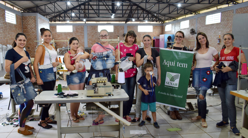 Oito Mulheres participaram de Curso Gratuito de Introdução a Costura 