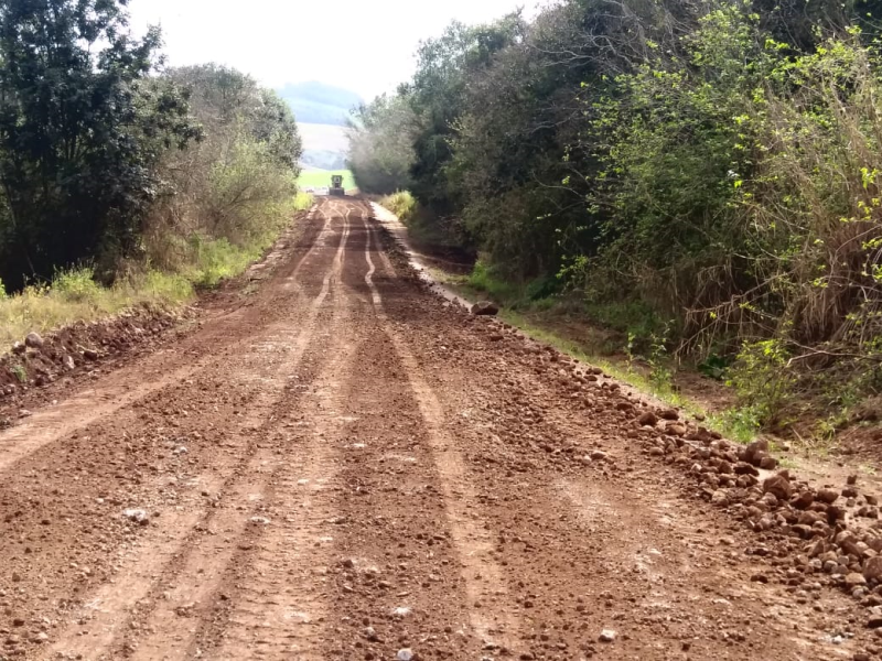 RECUPERAÇÃO DO "ESTRADÃO" E DE VIAS VICINAIS EM PÉ DE BOTA E LINHA ALMEIDA