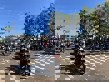<p>DESFILE C&Iacute;VICO</p>